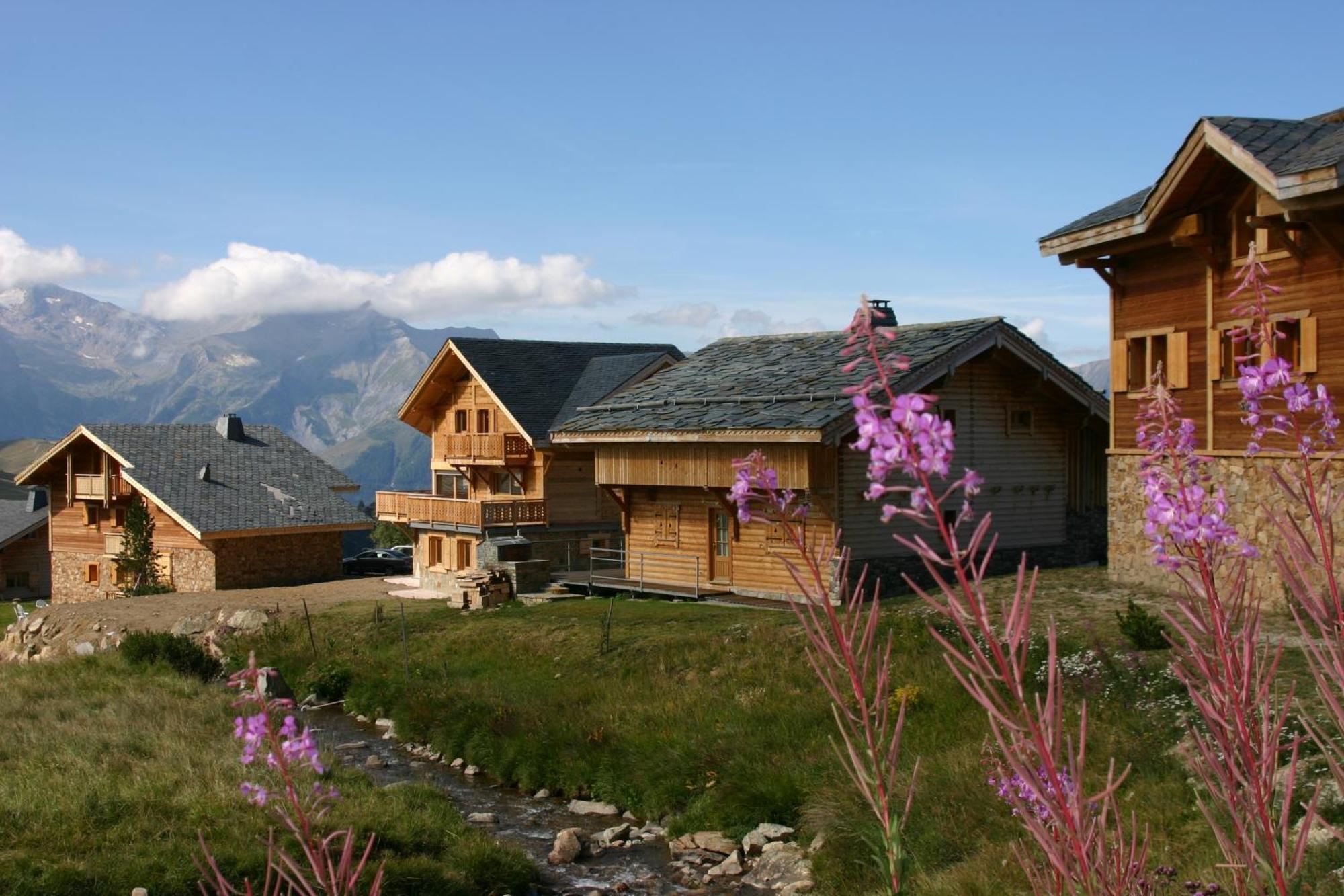 אלפה ד'הואז Madame Vacances Les Chalets De L'Altiport מראה חיצוני תמונה