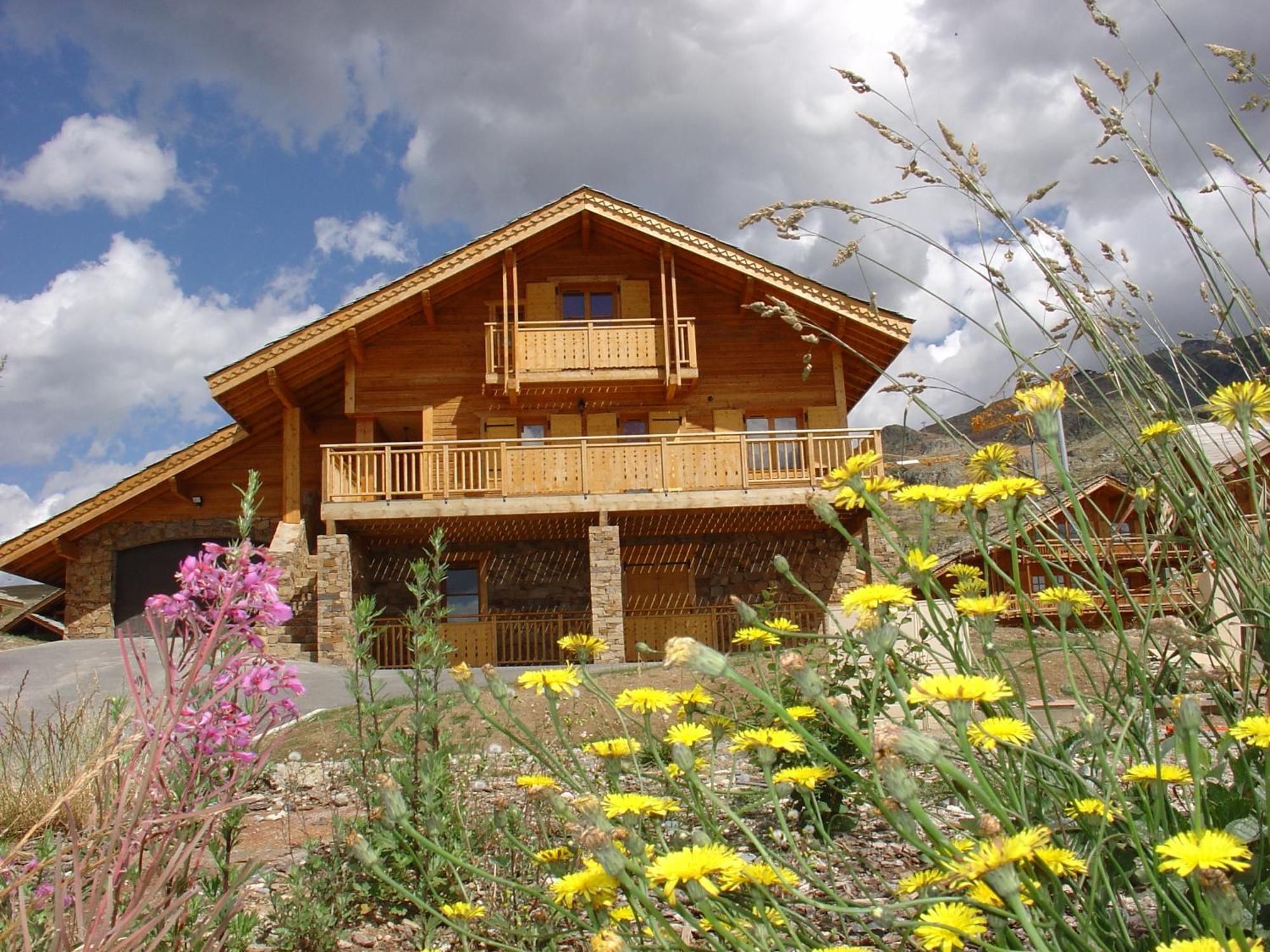 אלפה ד'הואז Madame Vacances Les Chalets De L'Altiport מראה חיצוני תמונה