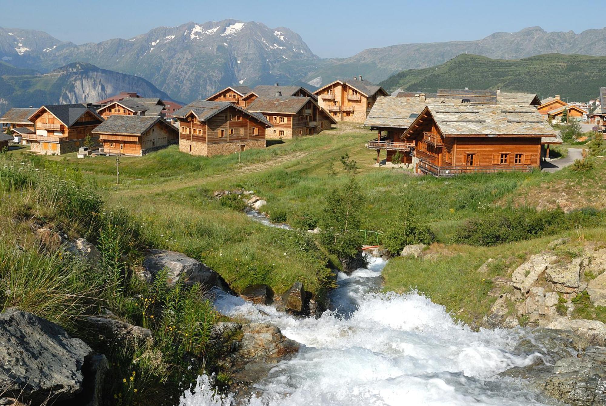 אלפה ד'הואז Madame Vacances Les Chalets De L'Altiport מראה חיצוני תמונה