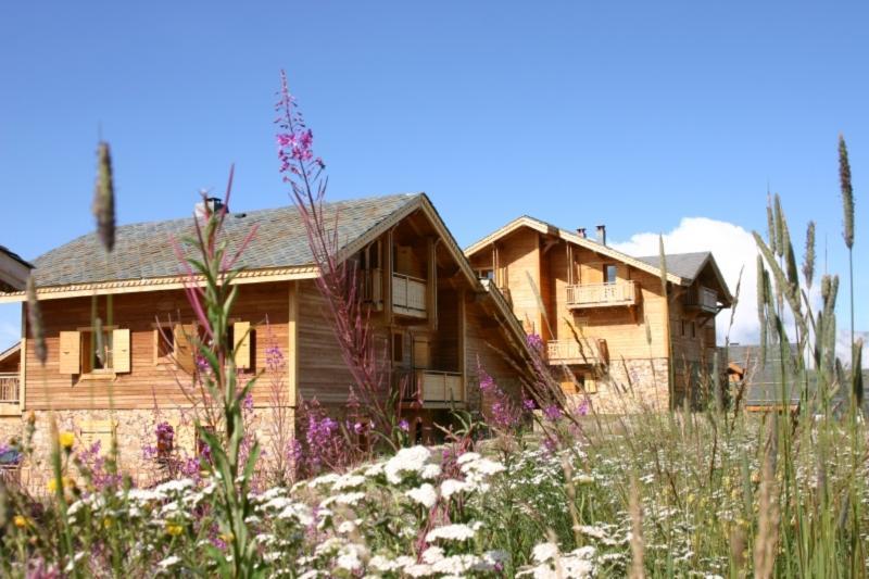 אלפה ד'הואז Madame Vacances Les Chalets De L'Altiport מראה חיצוני תמונה