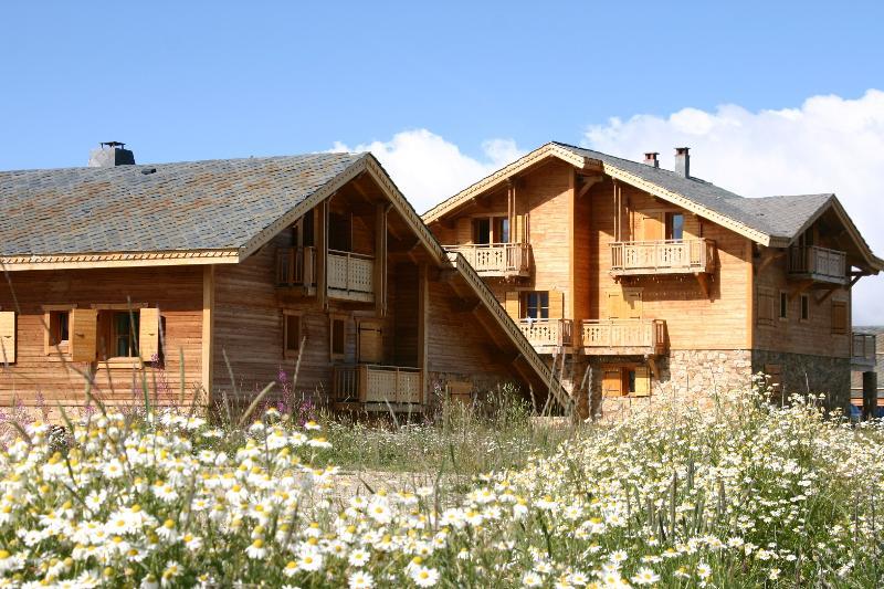 אלפה ד'הואז Madame Vacances Les Chalets De L'Altiport מראה חיצוני תמונה
