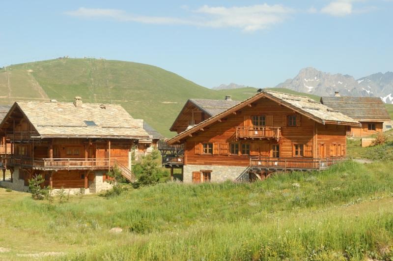 אלפה ד'הואז Madame Vacances Les Chalets De L'Altiport מראה חיצוני תמונה